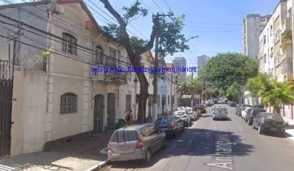 Casa 300m², 03 dormitórios e 02 banheiros.  Excelente localização, entre as Ruas Solimões, Salescópolis e Avenida Rudge.