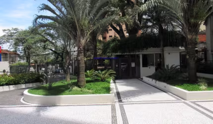 Apartamento 100m², 02 dormitórios, 01 banheiro e 01 vaga de garagem.  Condomínio com segurança e portaria.  Excelente localização