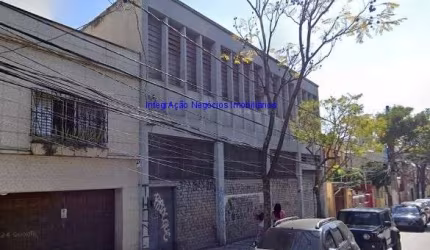 Galpão 949m² e 05 banheiros.  Excelente localização entre as Ruas Manuel Dutra, Conselheiro Carrão e Conselheiro Ramalho.