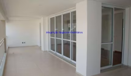 Apto de 159 m² com 2 vagas / 3 suítes (com armários e camas) / cozinha completa / área de serviço montada.
