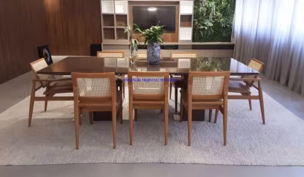 Apartamento 267m², 04 dormitórios (sendo 02 suítes), 03 banheiros e 02 vagas na garagem.   Condomínio com portaria e segurança.  Excelente localização