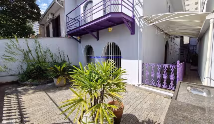 Casa comercial 270m², 10 salas, 05 banheiros e 02 vagas de garagem.  Excelente localização entre as Ruas Eça de Queiroz, Coronel Oscar Porto