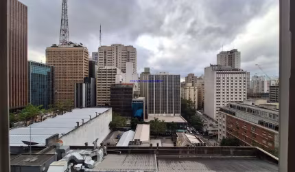 Apartamento 41m², 01 dormitório e 01 banheiro.  Condomínio com recepção e segurança.  Excelente localização