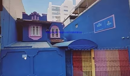 Casa 408m², 08 salas, 04 banheiros e 04 vagas de garagem.  Excelente localização á 9 minutos andando para a estação do metrô Consolação