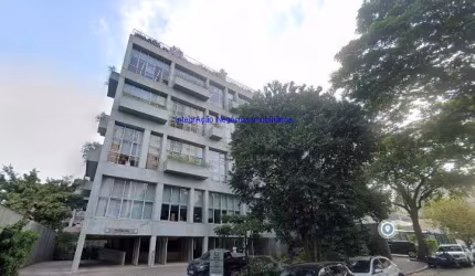 Prédio 4.114m² m², 10 banheiros e 24 vagas na garagem.  Excelente localização entre as Ruas Purpurina, Fidalga e Wisard.