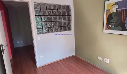 Conjunto Comercial 33m², 01 banheiro e 01 vaga na garagem.  Condomínio com recepção e segurança 24hrs.  Excelente localização.