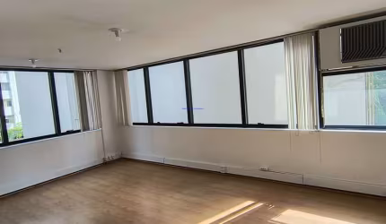 Conjunto Comercial 35m²,  02 banheiros e 01 vaga de garagem.  Condomínio com portaria, segurança e recepção.  Excelente localização