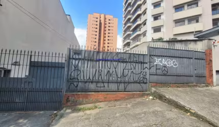 Casa 400m², 03 dormitórios, 03 banheiros e 03 vagas de garagem.  Excelente localização entre as Ruas Aimberê,  Ministro Gastão de Mesquita e Apinajes