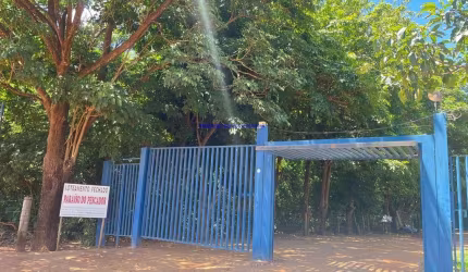 Rancho 585m²  04 dormitórios, 05 banheiros e 05 vagas de garagem, piscina e churrasqueira.  Condomínio com portaria.  Excelente localização entre as