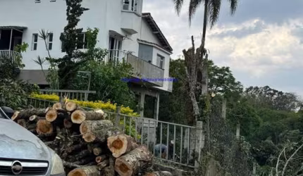 Casa 230,6m², 03 dormitórios (sendo 01 suíte), 03 banheiros e 06 vagas de garagem.  Condomínio com segurança, Piscina, academia, pracinha e quadras.