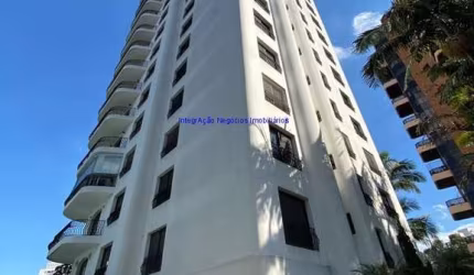 Apartamento 340m², 04 dormitórios (sendo 02 Suítes), 05 banheiros, 05 vagas de garagem e 02 quartos na área de serviço.  Condomínio com portaria