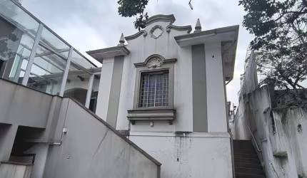 Casa 300m², 05 dormitórios (sendo suítes), 07 banheiros e 03 vagas de garagem.  Excelente localização entre as Ruas Voluntários da Pátria