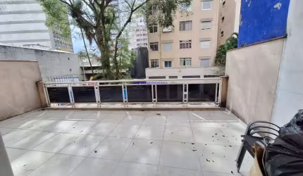 Apartamento 70m², 01 dormitório, 02 banheiros, 01 área de serviço e quintal.   Excelente localização, à 9 minutos caminhando da Estação do Metrô