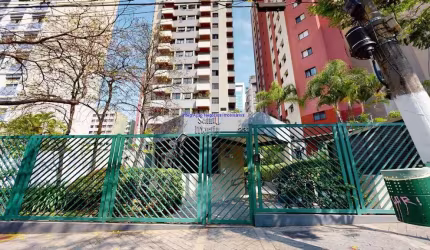 Apartamento 46m², 01 dormitório, 01 banheiro e 01 vaga na garagem.  Condomínio com portaria, piscina, salão de festa e academia.  Excelente