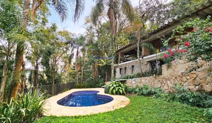 Casa MOBILIADA 500m²,  05 dormitórios (sendo 03 suítes), 05 banheiros, 06 vagas de garagem, piscina, deck na represa e casa de caseiro.  Excelente