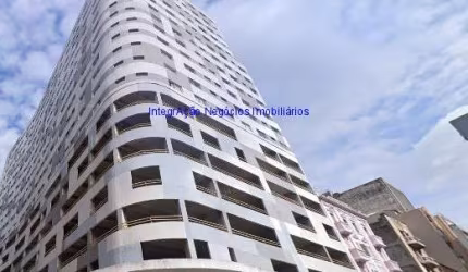 Apartamento mobiliado 50m², 01 dormitório e 01 banheiro.  Condomínio com portaria e segurança.  Excelente localização