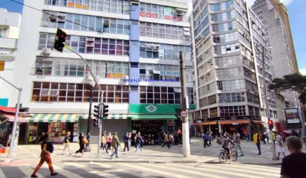 Conjunto comercial 147,98m², 03 salas, 01 copa e 02 banheiros.  Condomínio com portaria e recepção.  Excelente localização