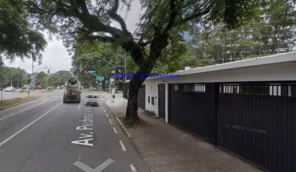 Casa 250m², 04 salas, 01 copa, 05 banheiros e 05 vagas de garagem.  Excelente localização entre as Ruas Mário Guastini, Almeida Garret