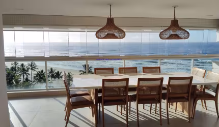 Apartamento Cobertura MOBILIADO 300m², 05 dormitórios (sendo suítes), 06 banheiros e 03 vagas de garagem.  Condomínio com portaria, segurança, piscina