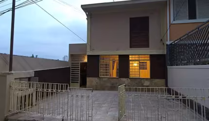 Casa 170m², 03 dormitórios, 02 banheiros e 03 vagas de garagem.   Excelente  localização, á 9 minutos andando para a estação do metrô Vila Madalena