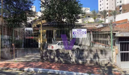 CASA COM AMPLO TERRENO - OPORTUNIDADE PARA CONSTRUÇÃO