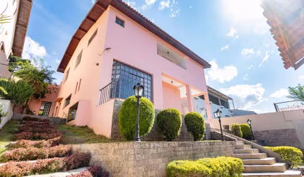 Linda casa no Bairro Ahú.