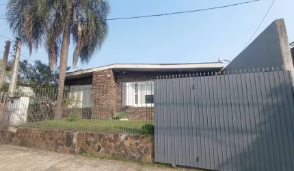 Casa à venda com 4 Dormitórios, Vaga de garagem para 3 veículos, churrasqueira e Pátio com Árvores Frutíferas.