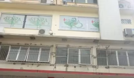 SALA COMERCIAL NO ED. AMÉRICO NICOLAU DA COSTA Localizada na Rua Santo Antônio. Medindo 45,00m².