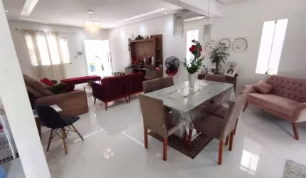 CASA TÉRREA COM 3 QUARTOS SENDO 2 SUÍTES! ÁREA TOTAL DE 450M²