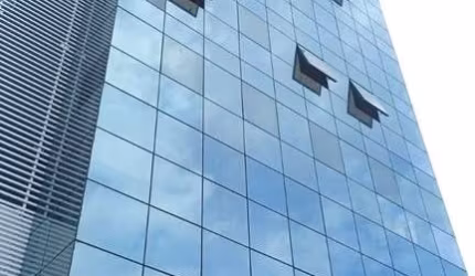 SALA COMERCIAL COM BANHEIRO PRIVATIVO! ÁREA PRIVATIVA DE 33M². O1 VAGA DE GARAGEM ROTATIVA.