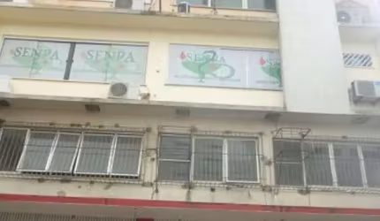 SALA COMERCIAL NO ED. AMÉRICO NICOLAU DA COSTA Localizada na Rua Santo Antônio. Medindo 45,00m².