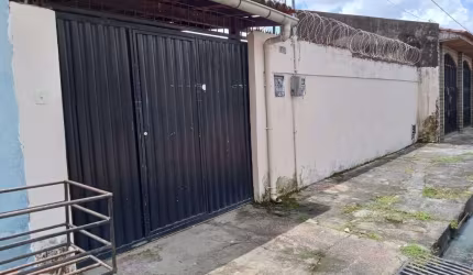 CASA TÉRREA NO CONJUNTO CORDEIRO DE FARIAS! ÁREA PRIVATIVA DE 64M². ÁREA TOTAL DE 189M² 02 VAGAS DE GARAGEM.