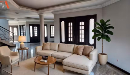 -CASA MOBILIADA DE 2 PAVIMENTOS COM 4 SUÍTES NO GREENVILLE 2! -ÁREA TOTAL DE 510M². -2 VAGAS DE GARAGEM.