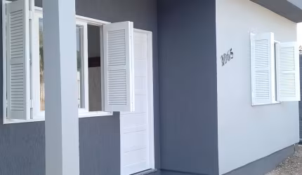Casa 3 dormitórios com pátio.