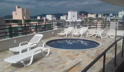 Apartamento no centrinho de Canasvieiras menos de 100 metros da praia ! 02 dormitórios