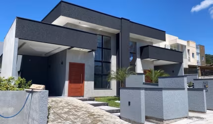Linda casa 03 dormitórios nos ingleses