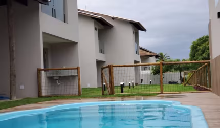 VILLAGE NOVO PRÓXIMO A PRAIA, DOIS DORMITÓRIOS  SUITES, 70m² COM 20m²DE ÁREA GOURMET, NASCENTE A 15
