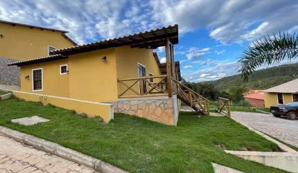 CASA EM CONDOMINIO: DOIS DORMITÓRIOS, SENDO UMA SUÍTE, NASCENTE TOTAL, MOBILIADA, LOCALIZADA NO CEN
