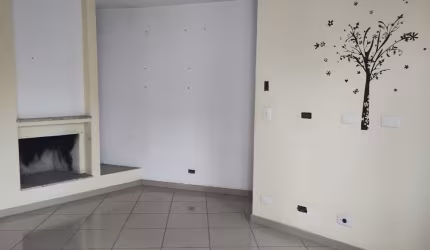 Sobrado de vila fechada com portão automático com 320 m² de área construída
