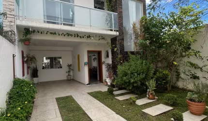 SOBRADO NO JARDIM CARVALHO COM AMPLO TERRENO