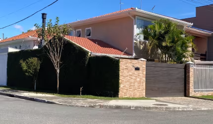 Sobrado em exelente localização a 8km do centro de Curitiba de esquina .