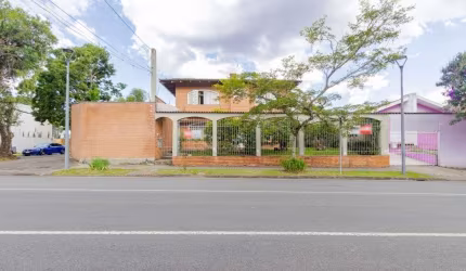 Casa de esquina com 4 quartos no Mercês em Curitiba
