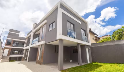 Sobrado Triplex com 3 Quartos no Tingui em Curitiba