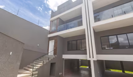 Sobrado Triplex com 4 Quartos no Tingui em Curitiba