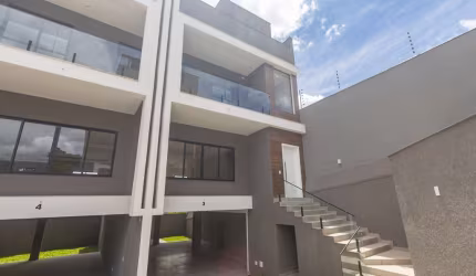 Sobrado Triplex à venda com 4 quartos no Tingui em Curitiba
