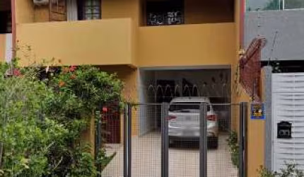 Sobrado 3 quartos, suíte, lareira, espaço gourmet com churrasqueira no Seminário