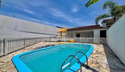 Casa com piscina em Praia de Leste