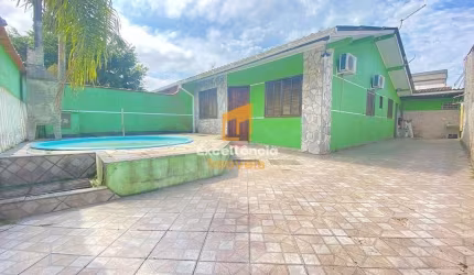 Casa com 3 quartos e piscina  no litoral