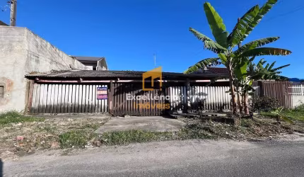 Casa com espaço de terreno pra venda