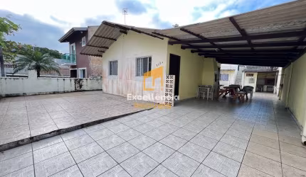 Casa individual com quitinete nos fundos